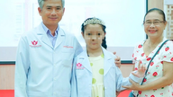 Fetița de 10 ani, care a suferit opt ​​intervenții vasculare cerebrale, visează să poarte un halat alb de laborator.