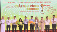 Artist Trang Bich Lieu and poet Le Minh Quoc receive "Mai..."