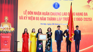 [Foto] Liceul Tran Phu - districtul Hoan Kiem își sărbătorește cea de-a 65-a aniversare și primește Medalia Muncii clasa a III-a.
