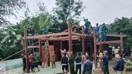 Komune Nam Giang segera memindahkan 26 isi rumah dari kawasan yang berisiko mengalami tanah runtuh dan banjir kilat.