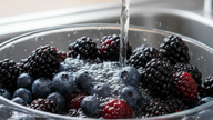 Quels sont les bienfaits spécifiques pour la santé des fruits violet foncé ?