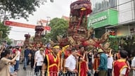 Het unieke ritueel van het dragen van 10 oude draagstoelen tijdens het Huong Quat-tempelfestival.