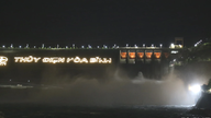 Hoa Binh Hydropower Company åbnede en af ​​de nederste sluser gennem overløbet klokken 18.00 i dag, den 9. november.