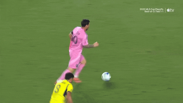 Messi tańczy wśród czterech graczy i strzela gola, zapewniając Interowi Miami zdecydowane zwycięstwo.