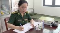 Una dedicada médica militar trata enfermedades y salva vidas.