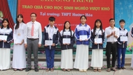 Avisen Nguoi Lao Dong uddeler 100 stipendier til fattige studerende i bjergregionen Quang Tri.