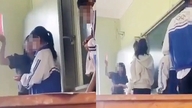 एक महिला शिक्षिका को छात्र के हाथ पर बार-बार स्केल से मारने के आरोप में नौकरी से निकाल दिया गया।