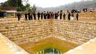 Escavação de um altar antigo com mais de 600 anos, pertencente à dinastia mais curta do Vietnã.