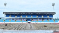 My Dinh Stadium bliver renoveret og klargjort til nyt græstæppe, ligesom Old Trafford.