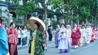 En parade af Ao Dai (vietnamesisk traditionel dragt) hylder Vietnams kulturarv.