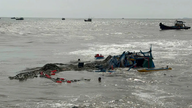 Lam Dong: 8 fishing boats sunk by large waves.