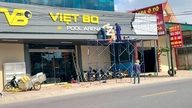 Zmiana szyldów sklepowych po fuzji Hai Duong i Hai Phong.