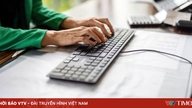 Arbejdsløsheden i Storbritannien er på sit højeste niveau i et årti.