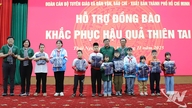 Uma delegação de autoridades da cidade de Ho Chi Minh presta assistência à população de Thai Nguyen.