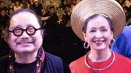 Der Komponist Tran Manh Tuan war gerührt, als die verdiente Künstlerin Hai Phuong ihn bei „Finally for a Love“ unterstützte.