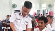 Pengawal Pantai membimbing nelayan dalam mengenal pasti sempadan maritim.