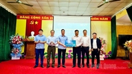 Oddział BIDV Tuyen Quang przekazał gminie Thai Hoa 35 zestawów komputerowych.