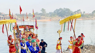 Traditionen med at bære vand fra Tam Giang-templet.