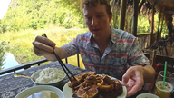 Turistas ocidentais experimentam a iguaria local única de Ninh Binh, elogiando-a como um prato "imperdível".