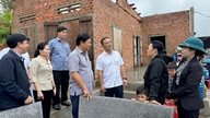 Provinzparteisekretär Luong Nguyen Minh Triet inspiziert die Wiederaufbaumaßnahmen nach den Sturmschäden in verschiedenen Ortschaften.