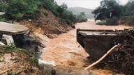 A ponte Nuoc Bao desabou, isolando mais de 280 famílias em Quang Ngai.