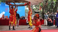 Unik siddende tovtrækningskonkurrence ved kulturarvsfestivalen i Hanoi.