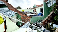 Tornada durează doar câteva zeci de secunde în Da Nang: Acoperișuri dărâmate, oamenii se adăpostesc sub mese de biliard.