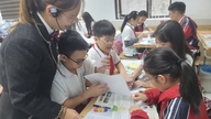 Den Lehrern aufrichtige Dankbarkeit zeigen