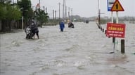 Kraftiga regn och översvämningar har orsakat översvämningar och trafikstockningar på 120 sträckor av nationella och provinsiella vägar.