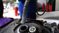 Benzinpriserne er faldet i tre på hinanden følgende perioder, hvor nogle typer er faldet med mere end 600 VND/liter.