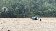 Pengawal sempadan menubuhkan tiga pusat pemeriksaan di kedua-dua hujung jambatan yang dinaiki air selepas sebuah traktor-treler dihanyutkan oleh air banjir.