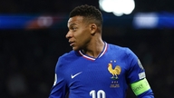 Mbappé kräver 300 miljoner dollar i kompensation från PSG, medan PSG i motstämning yrkar på 510 miljoner dollar.