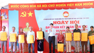 Præsident Luong Cuong deltager i fejringen af ​​den nationale enhedsdag i Go Noi kommune.