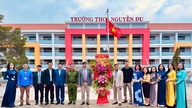 Lederne af Xuan Huong-distriktet i Da Lat besøgte og lykønskede skolerne på den vietnamesiske lærerdag den 20. november.