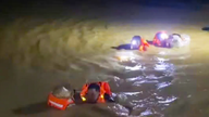 Gia Lai: Tanggul Sungai Luat Le meluap, menyebabkan banjir parah di banyak daerah pemukiman.