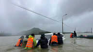 Myndighederne reddede straks en bil og chauffør, der blev revet med af oversvømmelser i Da Nang.