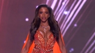 Miss Jamaica a suferit o căzătură dureroasă și a fost luată de pe scenă la concursul Miss Univers 2025.