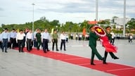 جنرل سکریٹری ٹو لام نے Phu Quoc میں ہو چی منہ کی یادگار پر پھول اور بخور روشن کیا۔