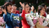 Skoleadministrationen sang "Sædemanden med grønne frø" med eleverne på den vietnamesiske lærerdag.