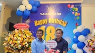 Lam Dong Provincial Business Association lykønsker SAIGONBANK Binh Thuan-filialen med dens 18-års jubilæum.