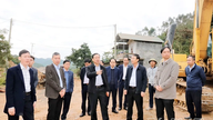 Il vicepresidente del Comitato popolare provinciale, Quach Tat Liem, ispeziona i lavori di bonifica dei terreni per i progetti nella comune di Thinh Minh.