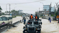 Satuan Militer Wilayah 5 mengerahkan kendaraan lapis baja untuk menyelamatkan warga di daerah yang terkena banjir di Dak Lak.
