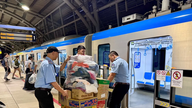 Người dân TPHCM đổ về ga metro gửi quà cứu trợ miền Trung trong đêm khuya
