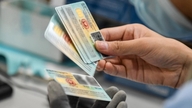 Instruktioner til fornyelse eller udstedelse af et nyt nationalt identitetskort via VNeID-applikationen.