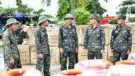 Komando Kota Ho Chi Minh sedang memberikan bantuan logistik secara mendesak ke Khanh Hoa.