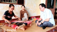 Giữ văn hóa từ đôi tay khéo léo