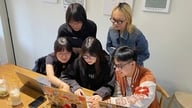 Durch die Online-Präsentation ihrer Entwürfe sichern sich die Studenten der Van Lang Universität Aufträge aus den USA im Wert von über 100 Millionen VND.