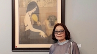 Tarina naisesta, jonka aviomies on sodassa, taiteilija Ngoc Main silkkimaalausten kuvaamana.