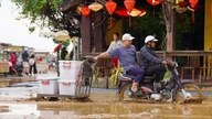 Hoi An efter oversvømmelsen: Kapløb med tiden for at fjerne det tykke lag mudder.