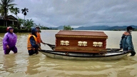 การร่ำลาด้วยน้ำตาในพื้นที่ประสบอุทกภัย